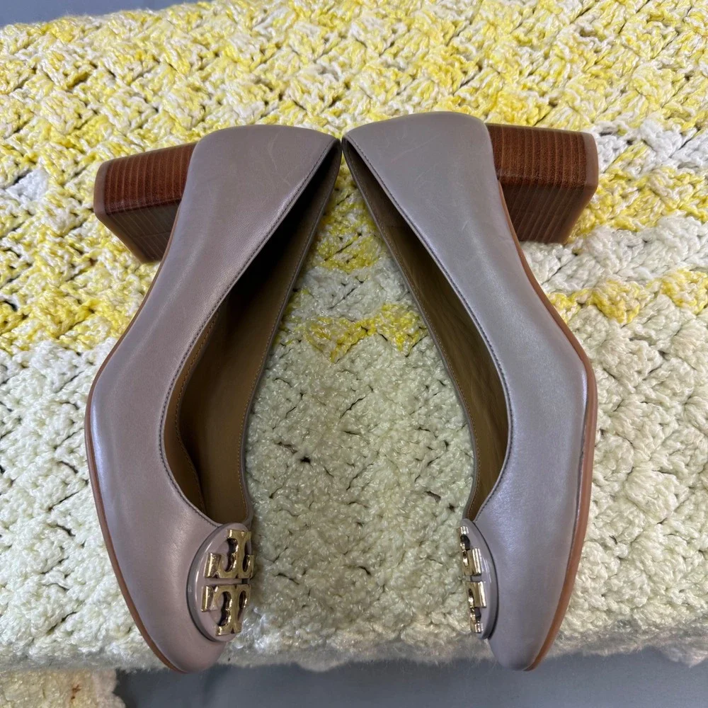 Tory Burch Chelsea Taupe Leather Block Heel Pumps Gold Logo Medallion Size 6 - Picture 13 of 16